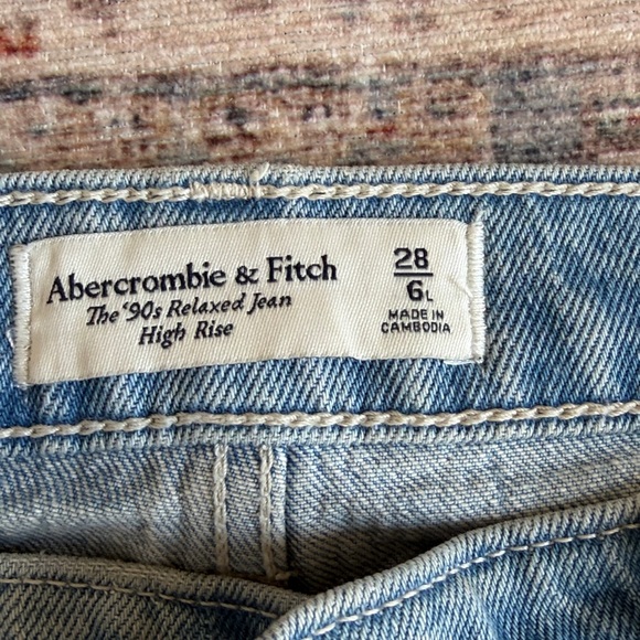 Abercrombie & Fitch Ultra 90’s High Rise Relaxed Jean with Carpenter Details - Picture 2 of 8